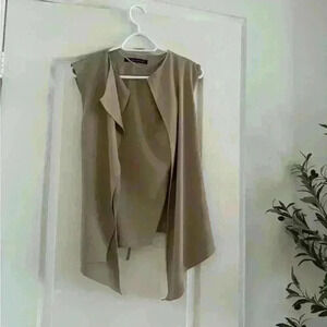 Zara woman’s cream beige  jacket vest in size medium in perfect condition